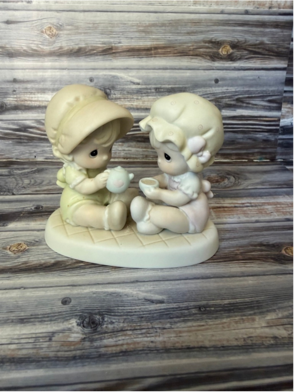 VINTAGE PRECIOUS MOMENTS 306916 1997 ENESCO FRIENDSHIP HITS THE SPOT TEA PARTY